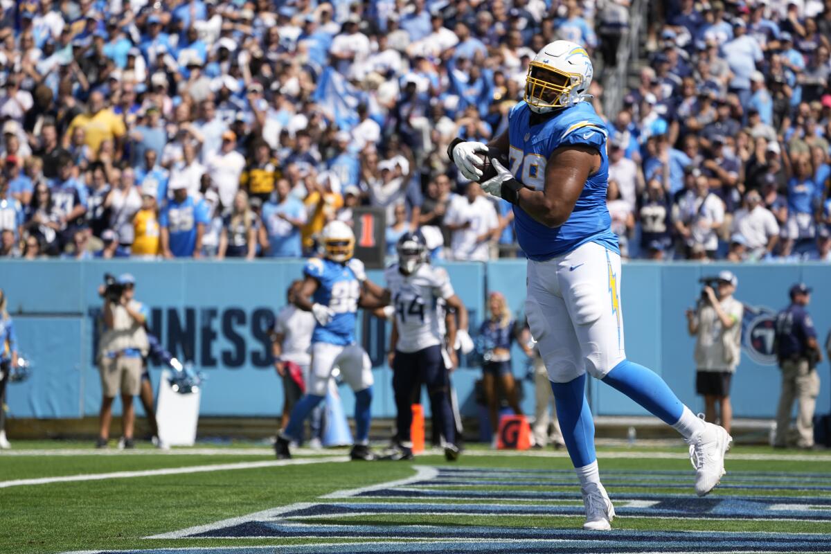 Chargers offensive tackle Trey Pipkins III catches a pass for a two-point conversion against the Titans.