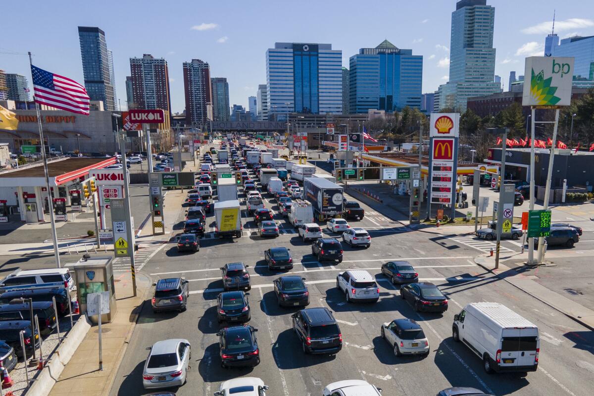 Conductores esperan a ingresar al túnel Holland hacia la ciudad de Nueva York durante la hora pico 