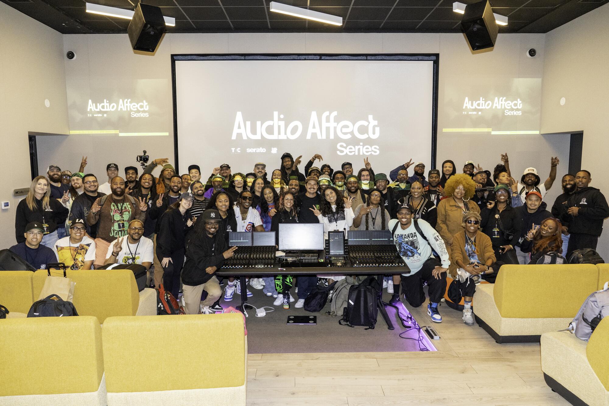 As aulas de estudantes para o áudio do ano deste ano afetam a série para uma foto em grupo.