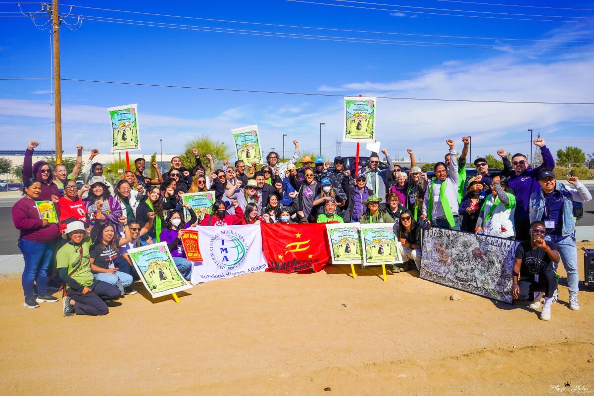 Activistas se plantan afuera del centro de detenciones de Adelanto, pidiendo su cierre.