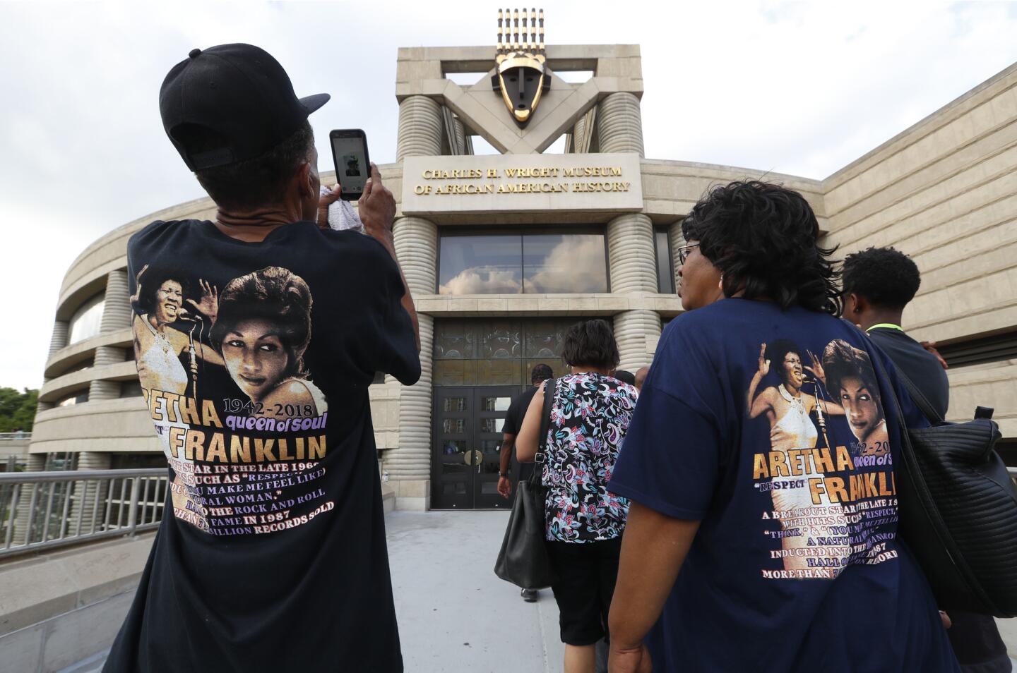 People wait to pay their final respects to Aretha Franklin.