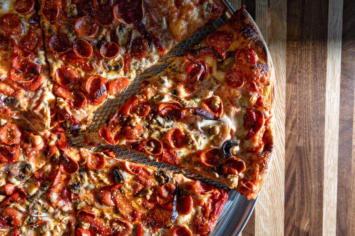 Perfect Pizza Pan 101: How to Choose the Right One for Delicious