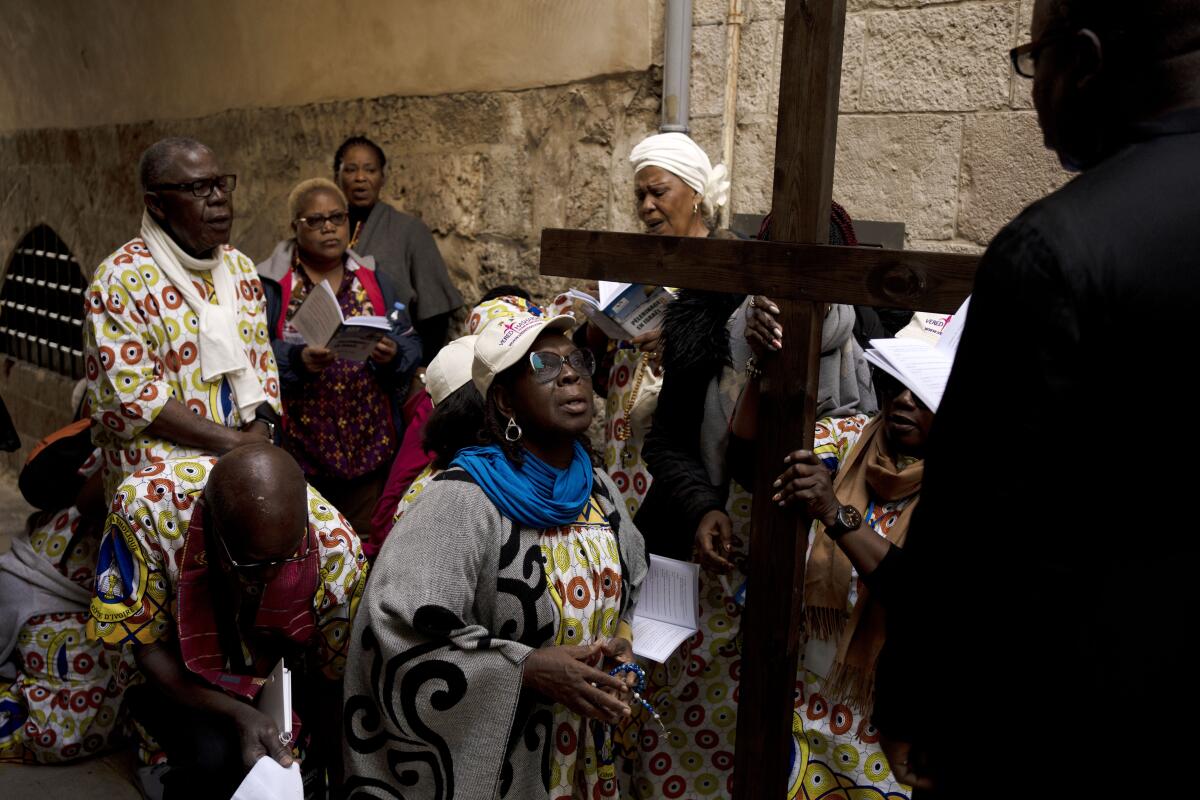 Un grupo de cristianos hace una pausa por la Vía Dolorosa