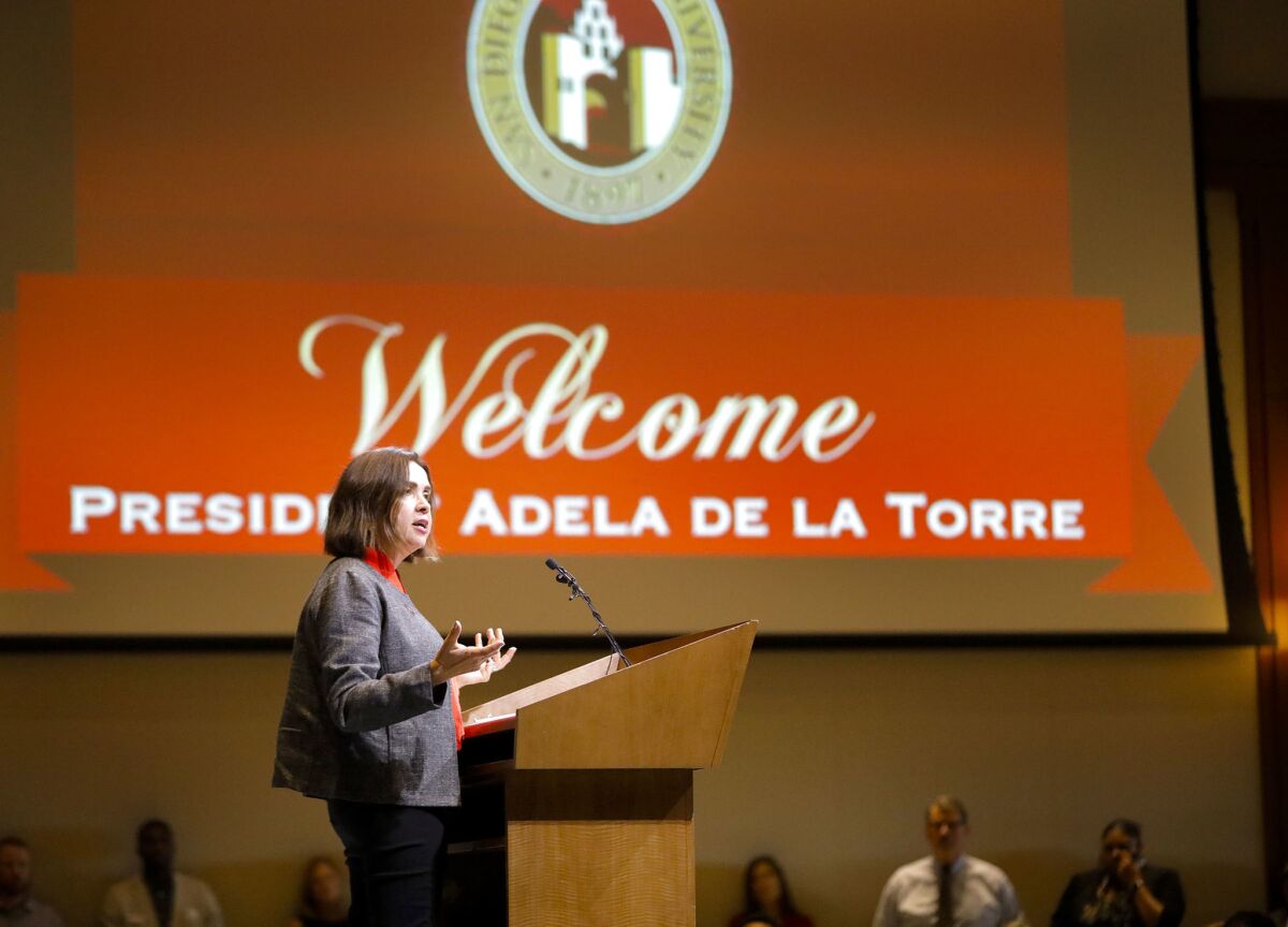 Adela de la Torre, la nueva presidenta de San Diego State University pronuncia un discurso en febrero de 2018 tras el anuncio de su nombramiento.