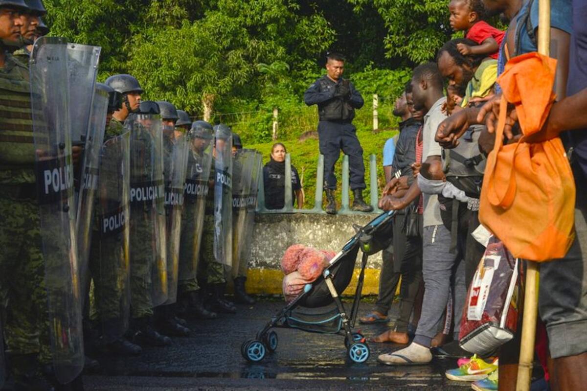Varios migrantes africanos sin documentos encaran a miembros de la Guardia Nacional que frenaron su paso, cerca del municipio Tuzantán, en el estado de Chiapas, México.