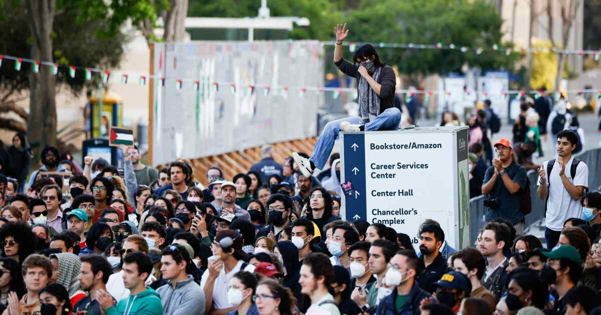 San Diego, CA - May 07: Supporters chant during a UAW Solidarity Rally at UC San Diego at UCSD on Tuesday, May 7, 2024 in San Diego, CA. (Meg McLaughlin / The San Diego Union-Tribune)