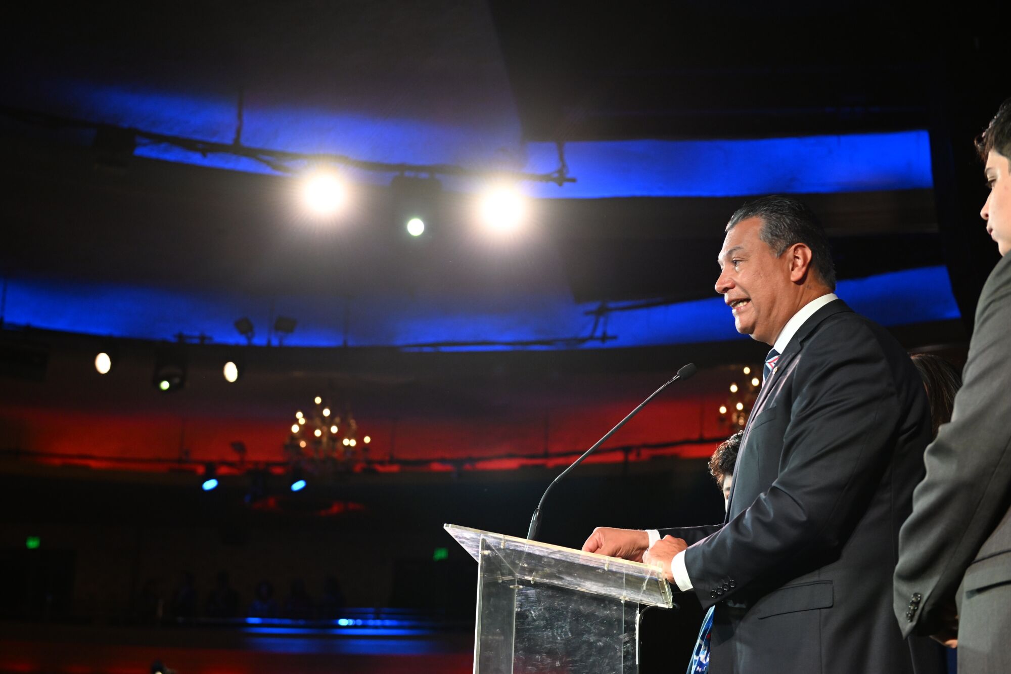 Senator Alex Padilla berbicara pada malam pemilihan di Los Angeles.