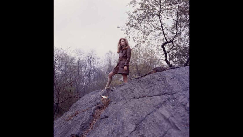 Patty Duke en una sesión de fotos de 1968 en Central Park para su álbum, " Time To Move On (Patty Duke Canta canciones Folclóricas).""Time To Move On (Patty Duke Sings Folk Songs)."