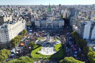 Los estudiantes marchan hacia el Congreso en demanda de más fondos para las universidades públicas y en protesta contra las medidas de austeridad propuestas por el presidente Javier Milei en Buenos Aires, Argentina, el martes 23 de abril de 2024. (AP Foto/Rodrigo Abd)