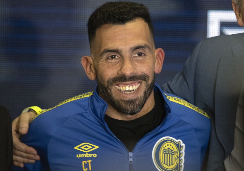 El exastro de Boca Juniors, Carlos Tevez, sonríe durante su presentación como técnico de Rosario Central de Argentina, el martes 21 de junio de 2022 (AP Foto/Franco Trovato)