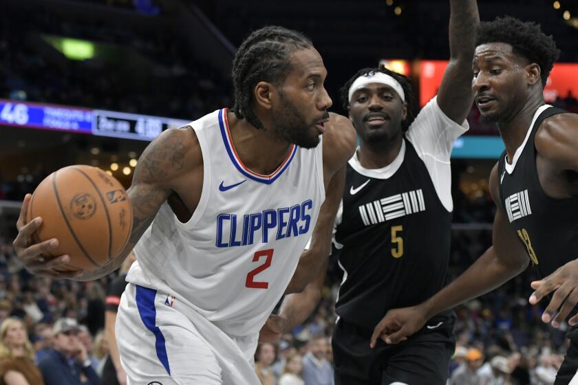 Los Angeles Clippers forward Kawhi Leonard (2) is defended by Memphis Grizzlies guard Vince Williams Jr.