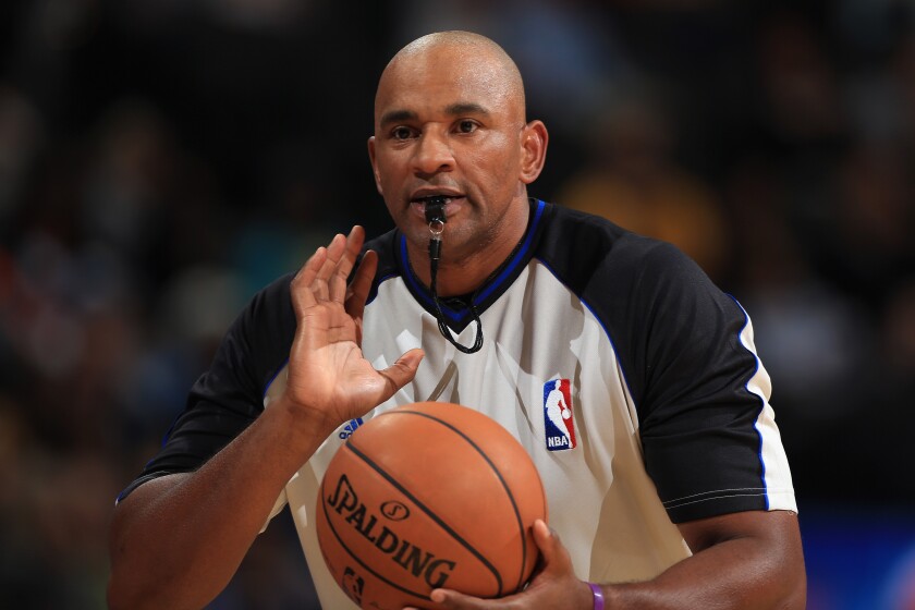 L'arbitre de la NBA Kevin Cutler travaille sur un match Suns-Nuggets plus tôt cette saison à Denver.