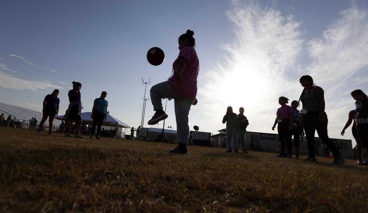 ARCHIVO - En esta imagen de archivo del 9 de julio de 2019, un grupo de migrantes juega fútbol en un centro de detención para niños migrantes, en Carrizo Springs, Texas. (AP Foto/Eric Gay, archivo)