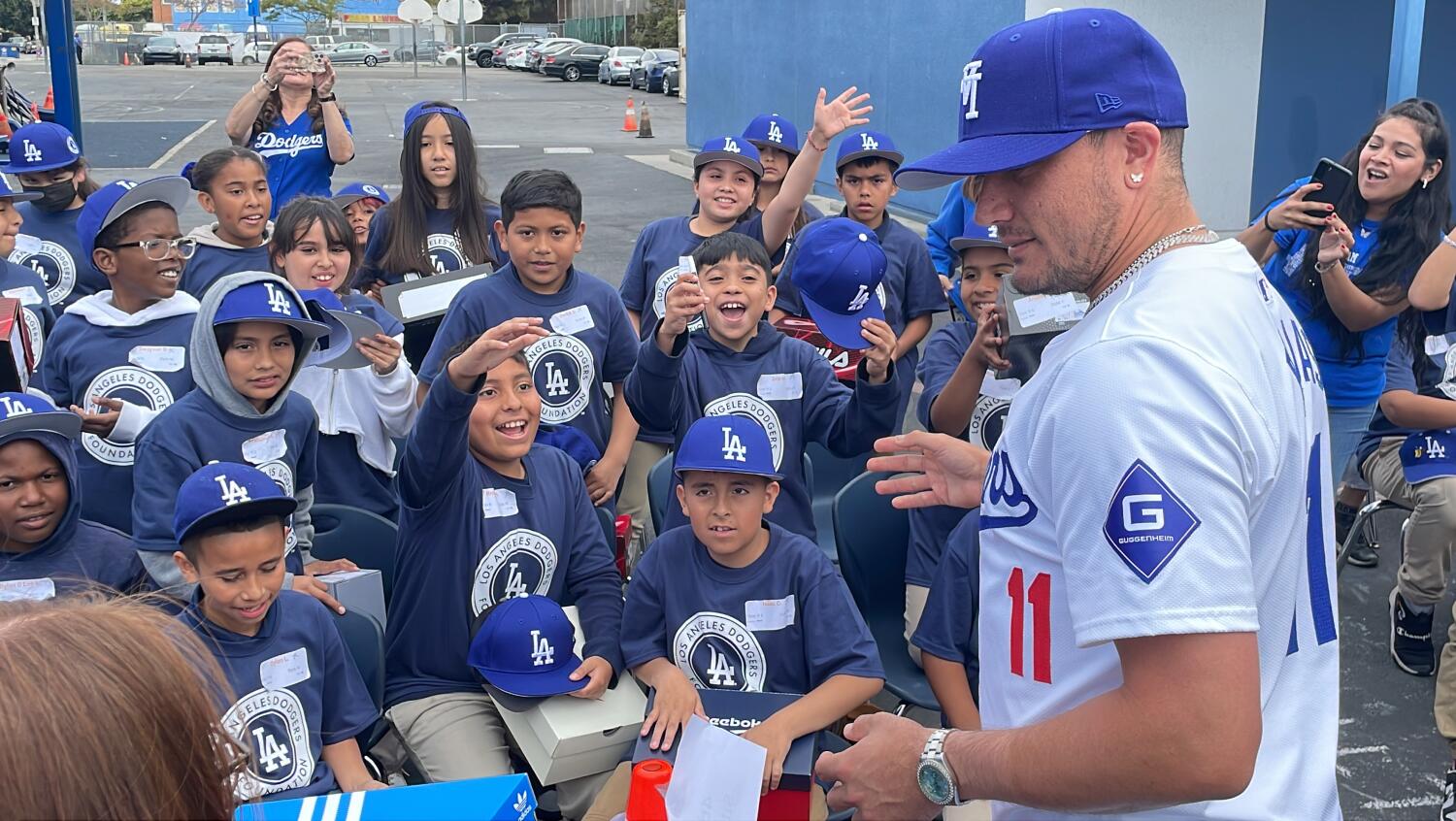 Miguel Rojas y Dodgers brindan alegría y calzado deportivo a niños de Inglewood 