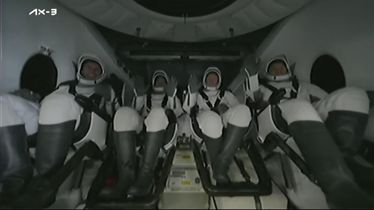 En esta foto, proporcionada por Axiom Space, aparece un grupo de astronautas 