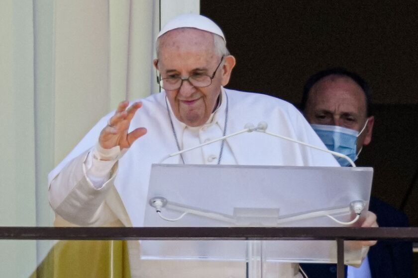 En esta imagen de archivo, tomada el 11 de julio de 2021, el papa Francisco sale al balcón del hospital policlínico Agostino Gemelli en Roma. (AP Foto/Alessandra Tarantino, archivo)