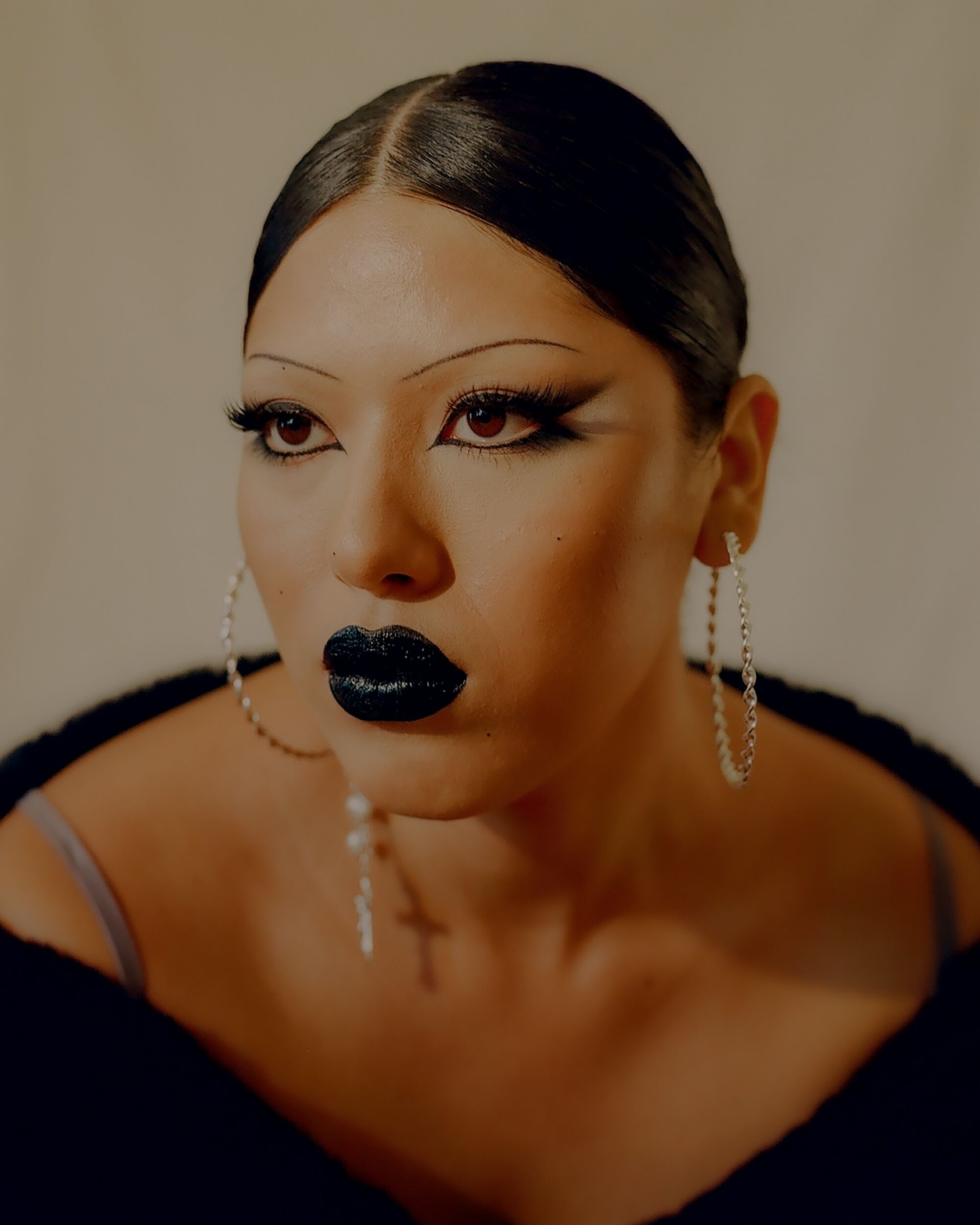 Model wears thin eyebrows.
