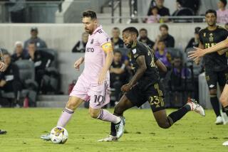 Lionel Messi, izquierda, conduce el balón bajo la presión de Kellyn Acosta, del LAFC, durante el primer tiempo del partido de la MLS, el domingo 3 de septiembre de 2023, en Los Ángeles. (AP Foto/Mark J. Terrill)