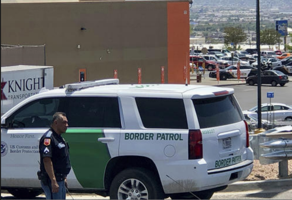 Agentes de varias corporaciones se presentan en el lugar donde se registró un tiroteo en un centro comercial de El Paso, Texas, el sábado 3 de agosto de 2019. (AP Foto/Rudy Gutierrez)