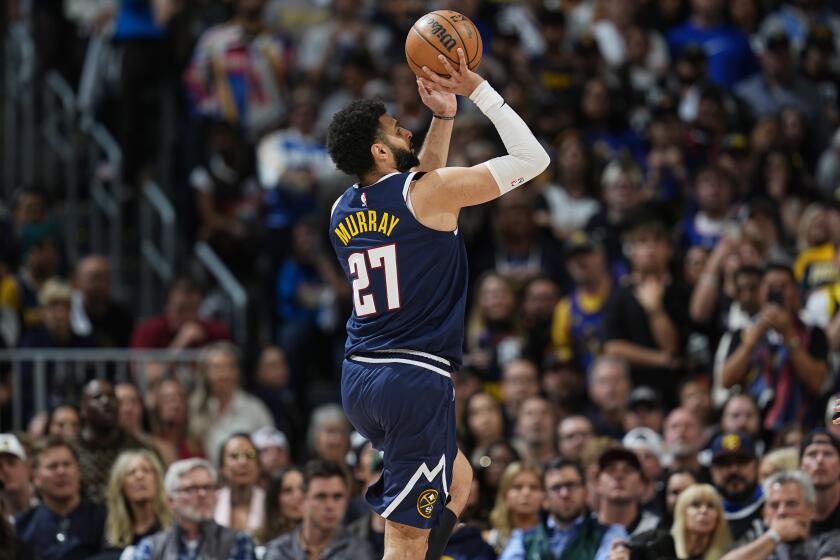 Jamal Murray, de los Nuggets de Denver, se alista para tirar a la canasta en la segunda mitad del Juego 5 de la serie de playoffs de primera ronda en contra de los Lakers de Los ngeles, el lunes 29 de abril de 2024, en Denver. (AP Foto/David Zalubowski)