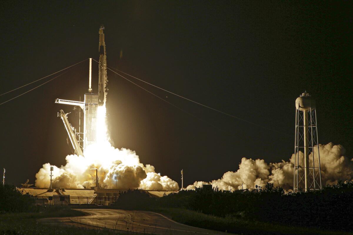 ARCHIVO - Un cohete Falcon 9 de SpaceX despega con cuatro personas privadas desde el Centro 