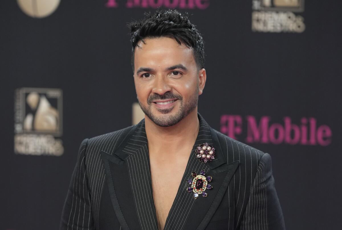 Luis Fonsi llega a la ceremonia del Premio Lo Nuestro en la FTX Arena en 