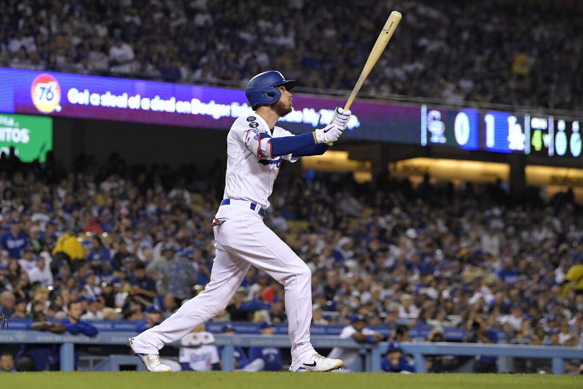 Cody Bellinger, de los Dodgers de Los Ángeles, dispara un jonrón de tres carreras en el cuarto inning del partido ante los Rockies de Colorado, el viernes 30 de septiembre de 2022, en Los Ángeles. (AP Foto/Mark J. Terrill)
