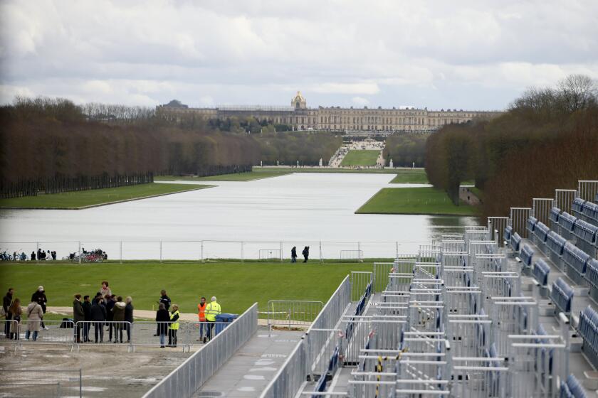 Vistazo del graderío para los eventos ecuestres con el Palacio de Versalles de Fondo para los Juegos Olímpicos de París 2024 el viernes 29 de marzo de 2024. (AP Foto/Thomas Padilla)