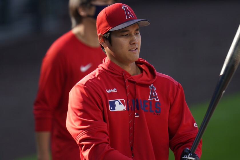 El bateador designado de los Angels de Los Ángeles, Shohei Ohtani (17), calienta antes de un partido de béisbol contra el sábado 12 de septiembre de 2020, en Denver. (AP Photo/David Zalubowski)