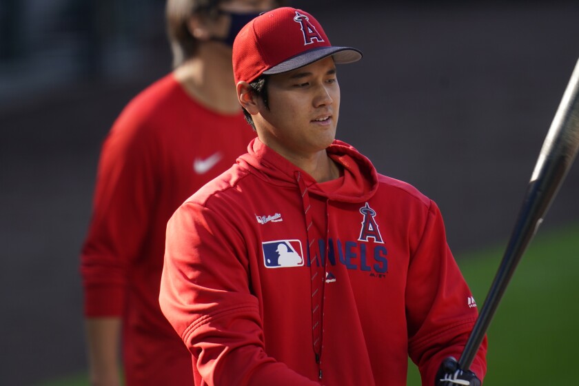 Los Angeles Angelsin nimetty lyöjäshyökkääjä Shohei Ohtani (17) lämmittelee ennen pesäpallo-ottelua lauantaina 12. syyskuuta 2020 Denverissä. (AP Photo/David Zalubowski)