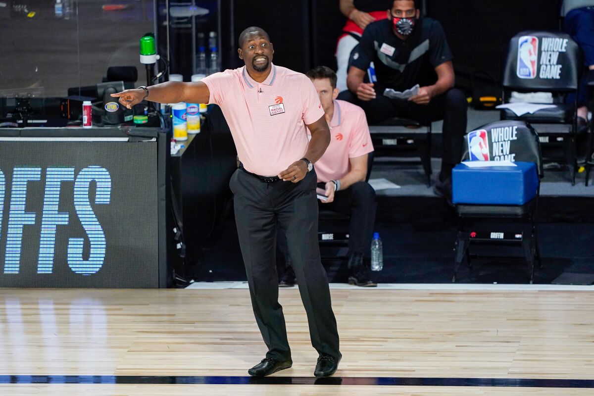 adrian griffin como candidato a entrenador en jefe de bucks.