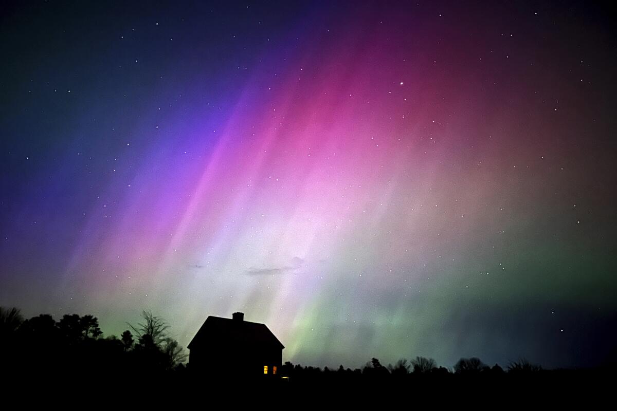 Auroras boreales iluminan el cielo sobre una granja en Brunswick, Maine, 