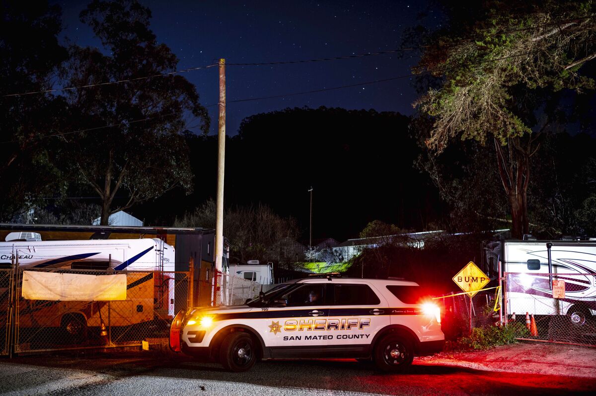 La cinta policial de la oficina del sheriff del condado de San Mateo marca el parámetro de la escena de un tiroteo
