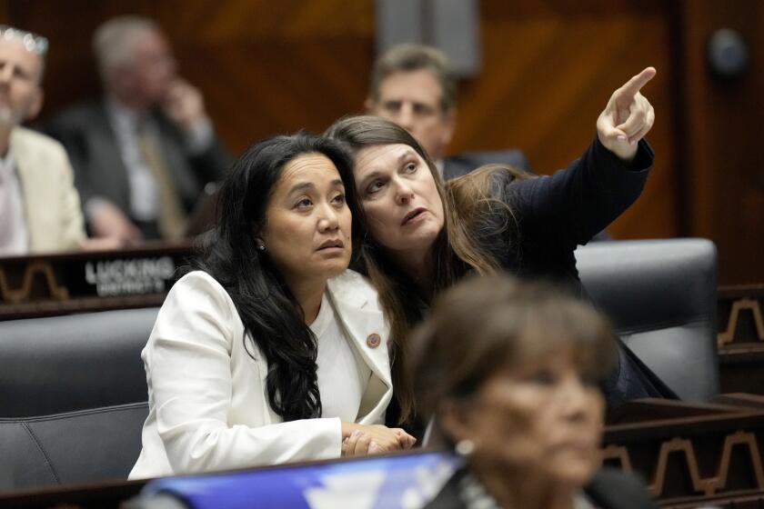 Las representantes estatales de Arizona, las demócratas Stephanie Stahl Hamilton y Lydia Hernandez, a la izquierda, durante un debate en el Capitolio, el martes 4 de junio de 2024, en Phoenix. (AP Photo/Matt York)