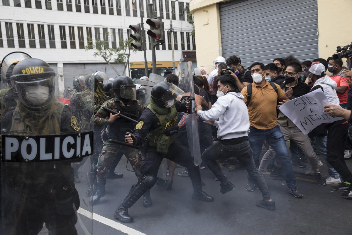 La policía impide a partidarios del expresidente de Perú, Martín Vizcarra,