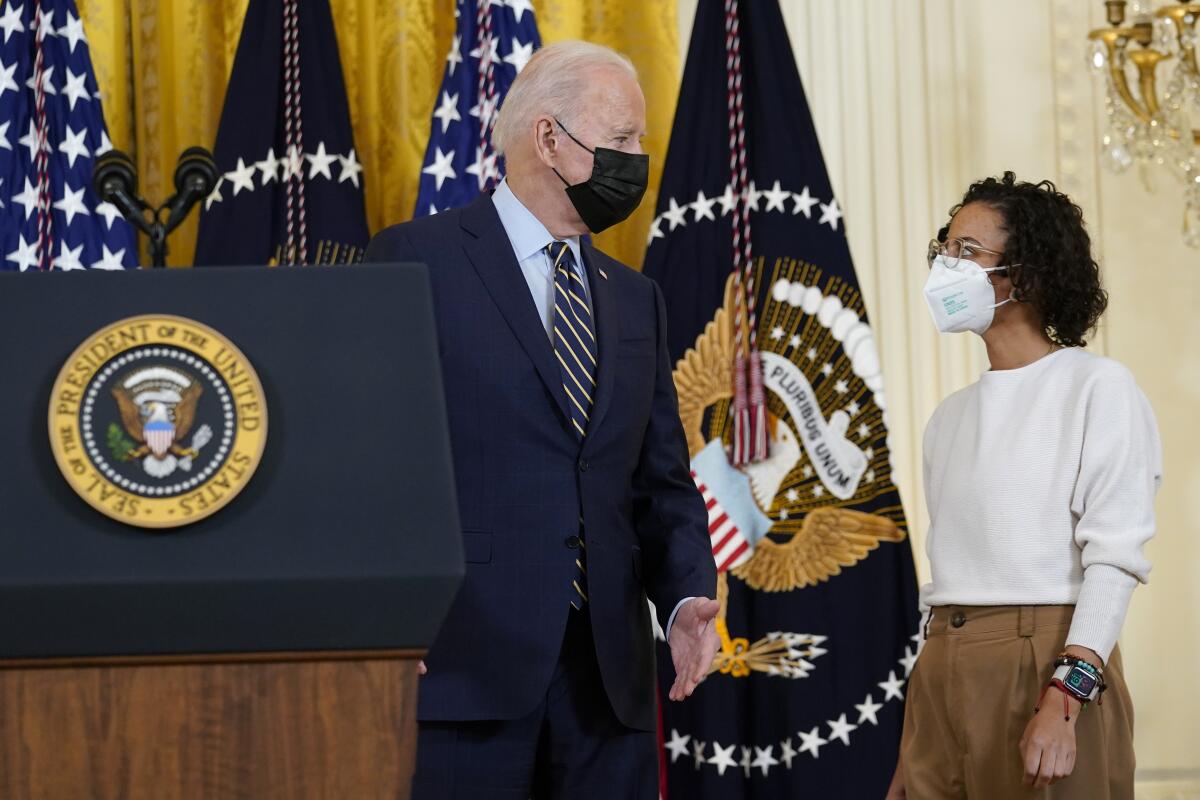 El presidente Joe Biden habla con Iesha Meza