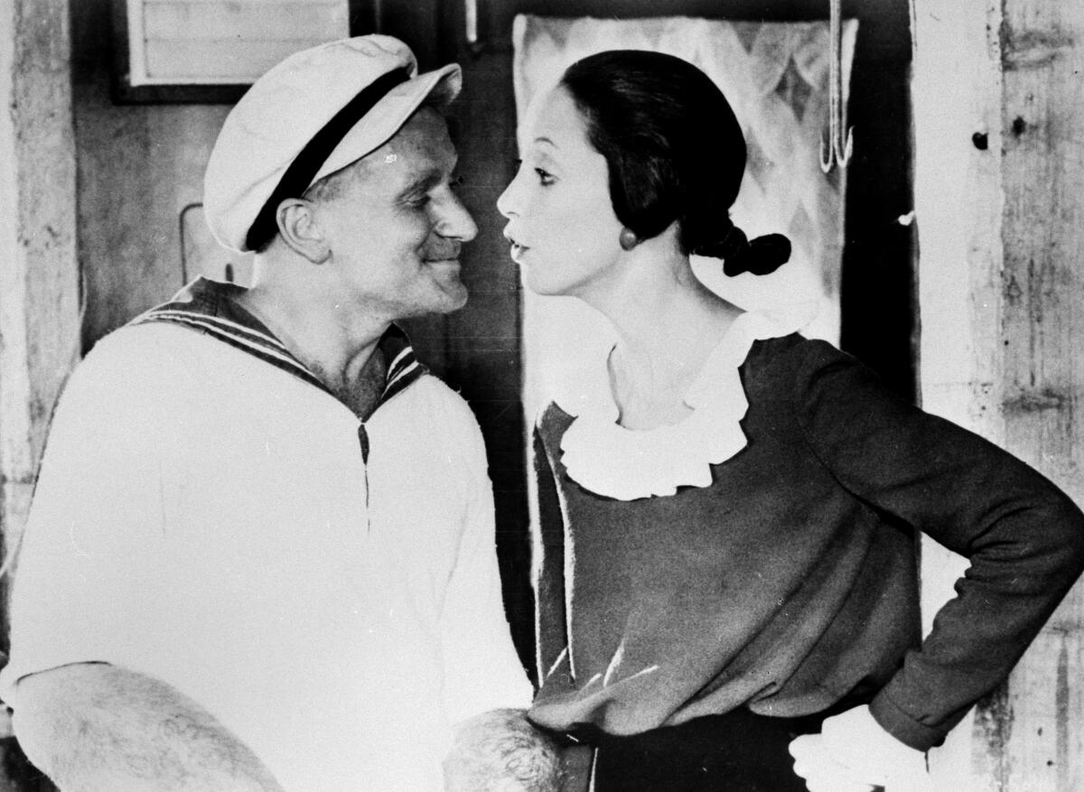 Comedy actor Robin Williams, como Popeye y Shelley Duvall como Olivia en POPEYE, 1980.