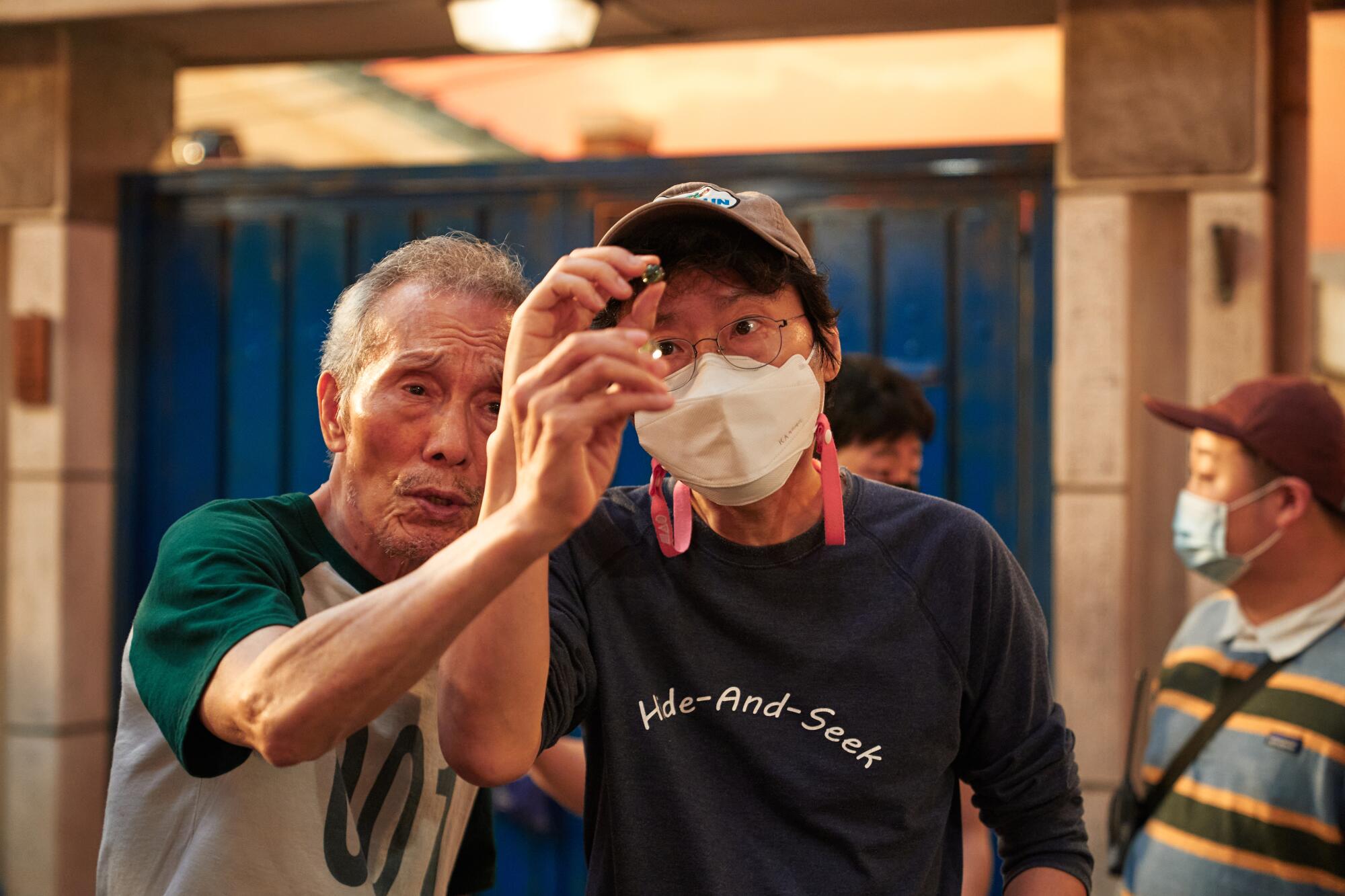 Oh Young-soo y el escritor y-director Hwang Dong-hyuk en el set of "Squid Game".