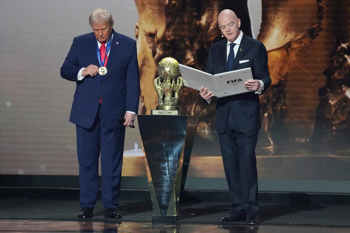 Premio de la paz para Trump genera queja contra Infantino ante investigadores éticos de la FIFA - Los Angeles Times