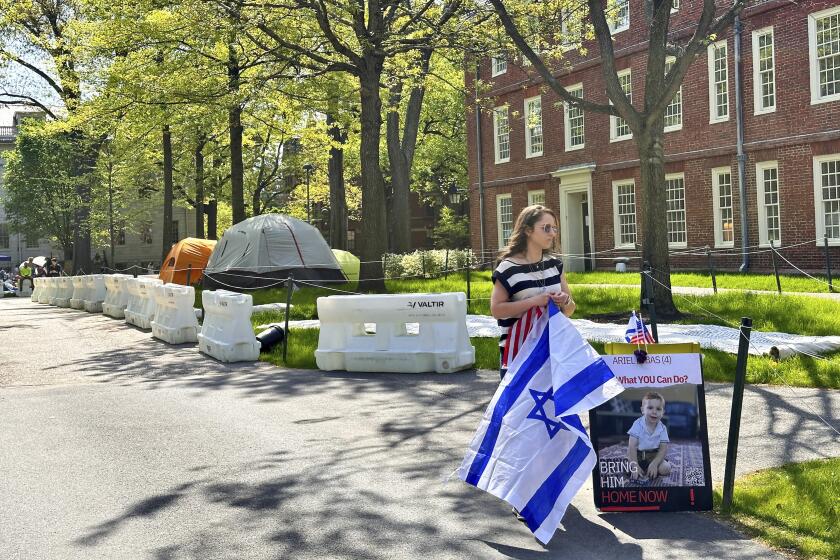 Rotem Spiegler, exalumna de la Universidad de Harvard, cerca del acampado erigido por manifestantes propalestinos, en Cambridge, Massachusetts, el 14 de mayo de 2024. (Foto AP/Michael Casey)