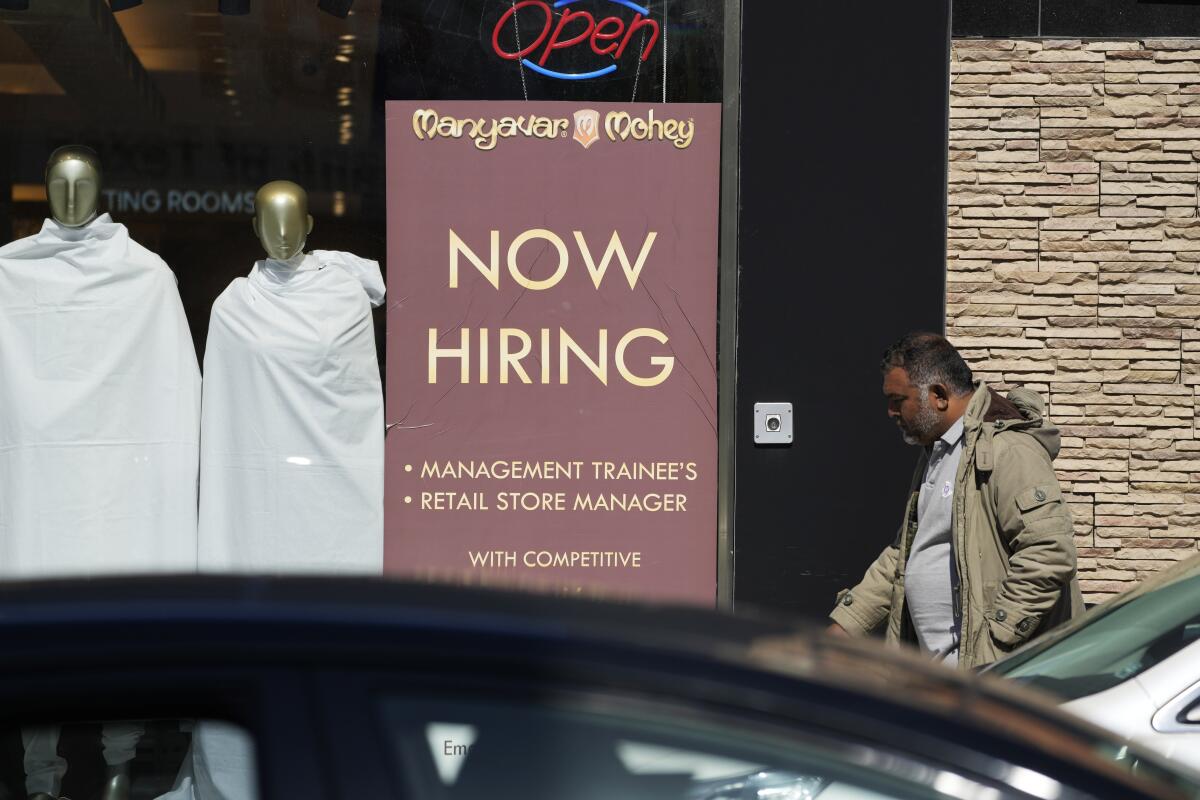 Un anuncio de oferta de empleo es exhibido en una tienda minorista en Chicago.
