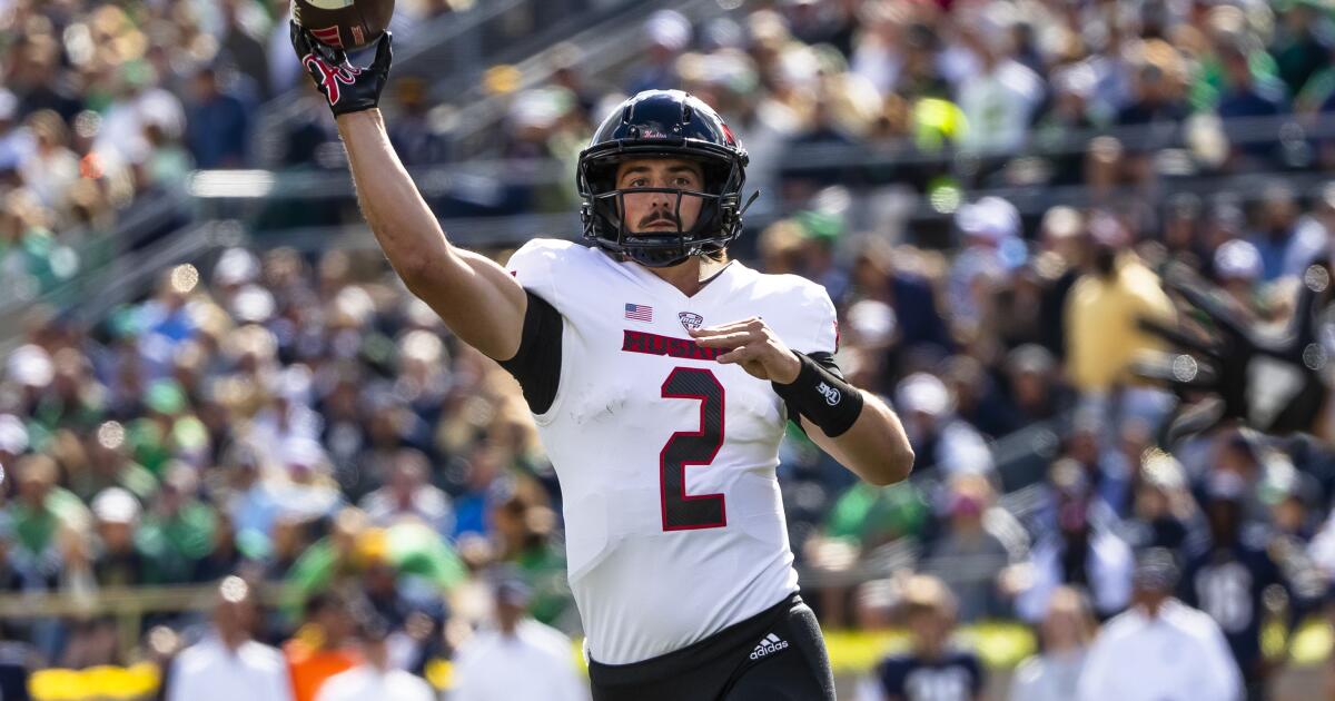 Northern Illinois derrotó al No. 5 Notre Dame en una pelea de final de temporada