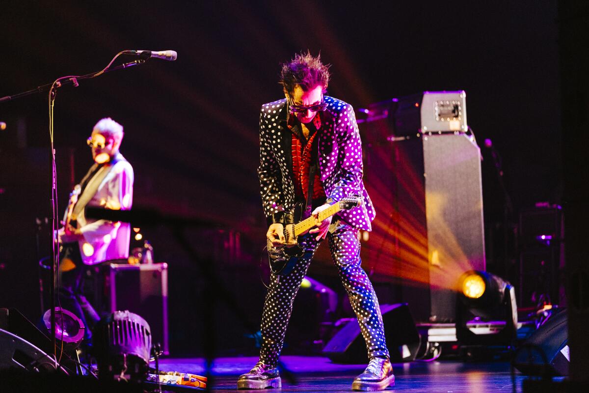 Love and Rockets en pleno concierto.