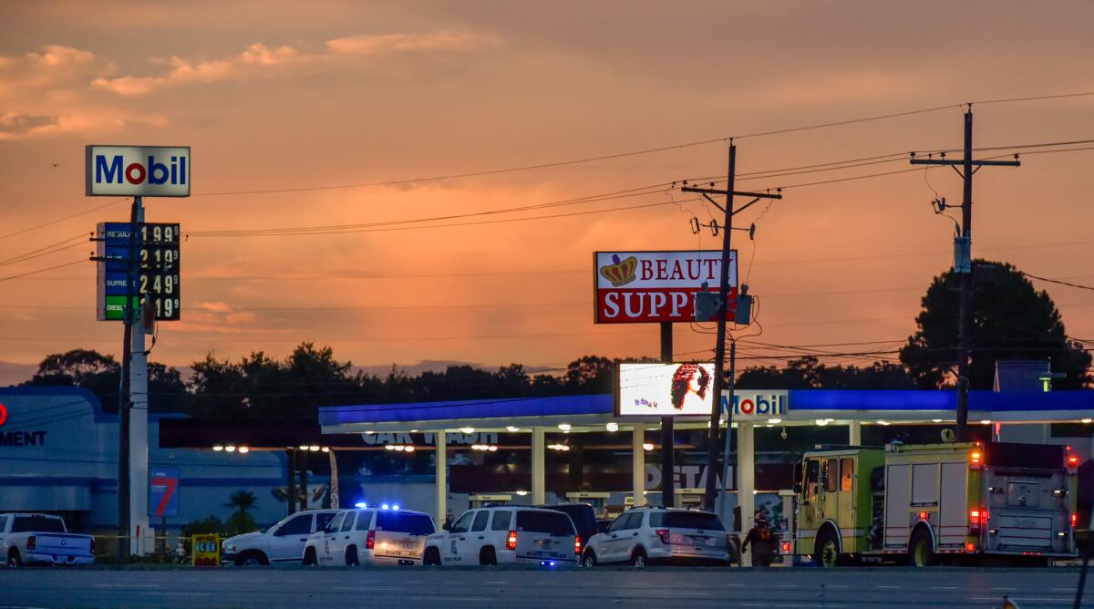 En esta imagen de archivo, tomada el 17 de julio de 2016, policías de Baton Rouge investiga la zona de la ciudad donde varios agentes fueron baleados y heridos. (Scott Clause/The Daily Advertiser via AP, archivo)