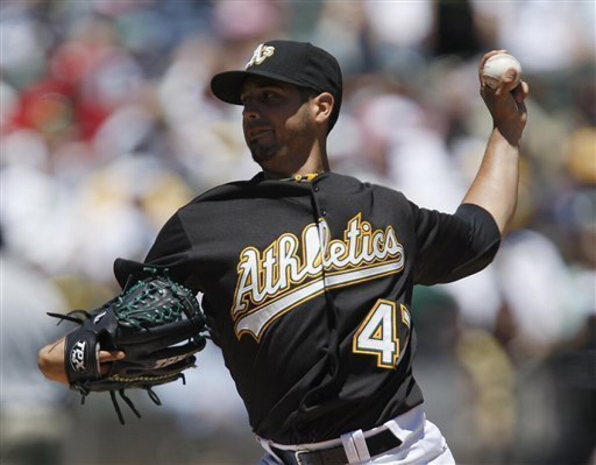 Oakland Athletics' Coco Crisp jogs in at batting practice during a