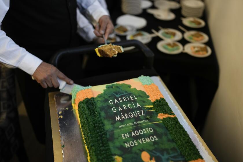 Un mesero corta trozos de un pastel decorado con la portada de la novela "En agosto nos vemos" para celebrar el cumpleaños del autor colombiano Gabriel García Márquez y el lanzamiento de su novela póstuma en una librería en la Ciudad de México el miércoles 6 de marzo de 2024. (Foto AP/Eduardo Verdugo)