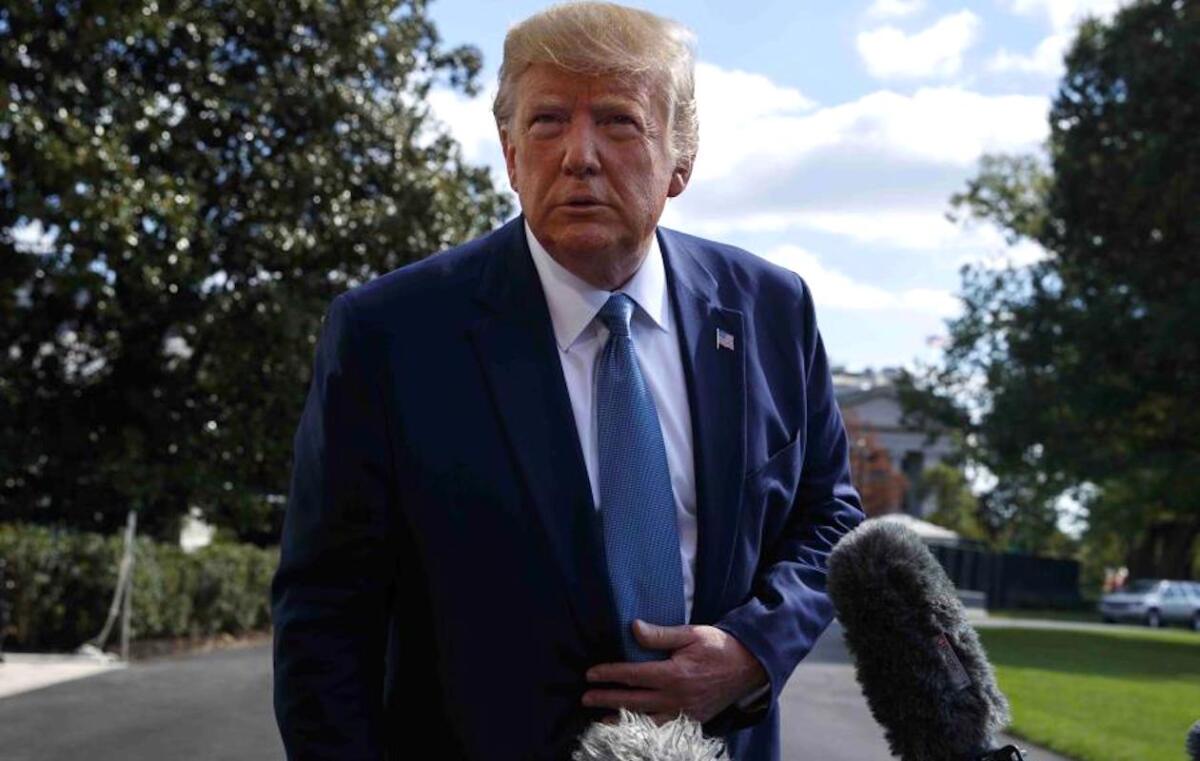 El presidente Donald Trump habla con la prensa en el jardín de la Casa Blanca, en Washington.