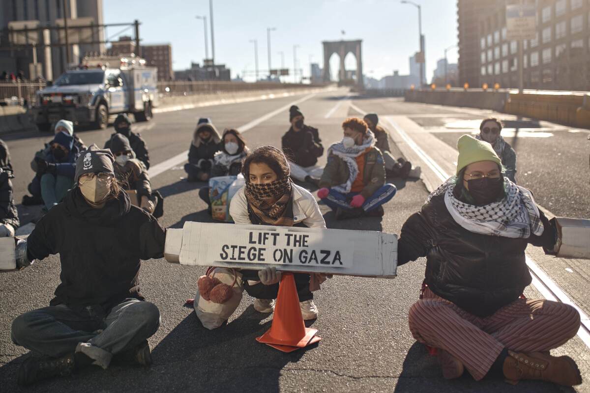 Manifestantes impiden el paso en el Puente de Brooklyn durante una protesta propalestina