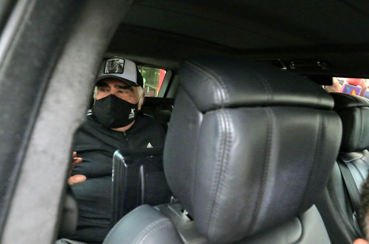 Vicente Fernández es captado a su salida del hospital.