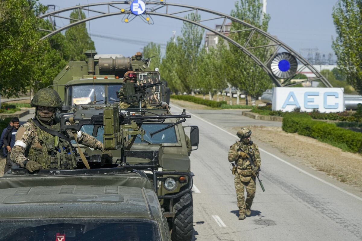 ARCHIVO - Una caravana militar rusa se desplaza por un camino hacia la planta nuclear de Zaporiyia